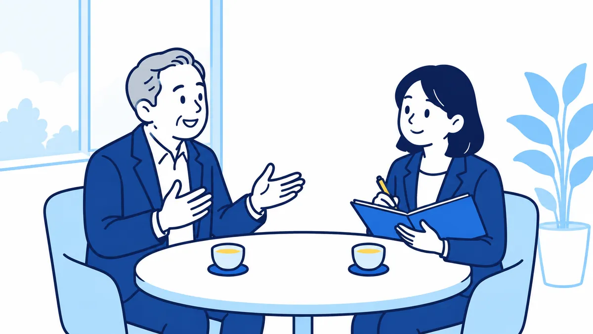 相談室のテーブルで社長が話し、案内役がうなずきながら青いファイルにメモを取っている場面